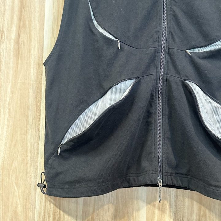 【 WE_AVE 】Zip & mesh high neck vest（643100）